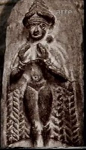 1h - nude Inanna in cape