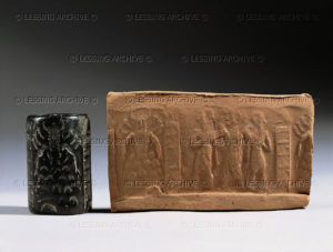 Cylinder seal and imprint, Akkadian, 2340-2150 BCE The sun-god emerging from his mountain between two door-posts; armed guards. Black serpentine, H: 3,2 cm AO 2280
