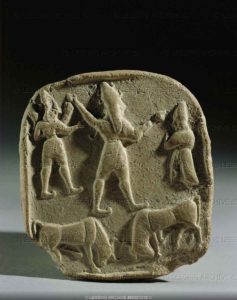 Tablet from Syria. Two bulls facing each other, a large deity, followed by a smaller, winged deity, is adored by an orant. Late Bronze. Terracotta, 7,9 x 7,1 cm AO 28362