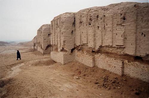 2a - Ninhursag's city wall ruins, mud brick-built city, walls, & temples - houses for the visiting of alien giant gods, those who came down to Earth from Heaven - Nibiru long, long ago