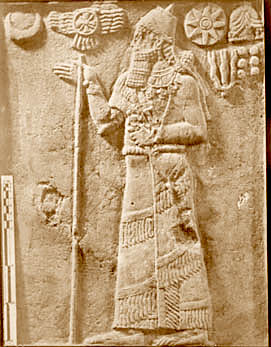 18 - Nannar, Nibiru, Inanna, Anu, Adad, & Enlil symbols, giant mixed-breed king pays reverence  to the gods
