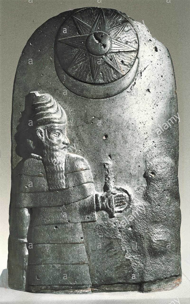 1e - ancient stele of alien giant Sun god Utu & a semi-divine Babylonian king, possibly Hammurabi; above is the triad symbol of Nannar's family, Nannar's Moon crescent, Utu's Sun, & the 8-pointed star of Inanna