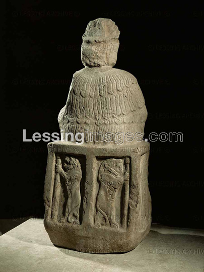 3e - seated Inanna from behind, her zodiac sign of Leo - lion