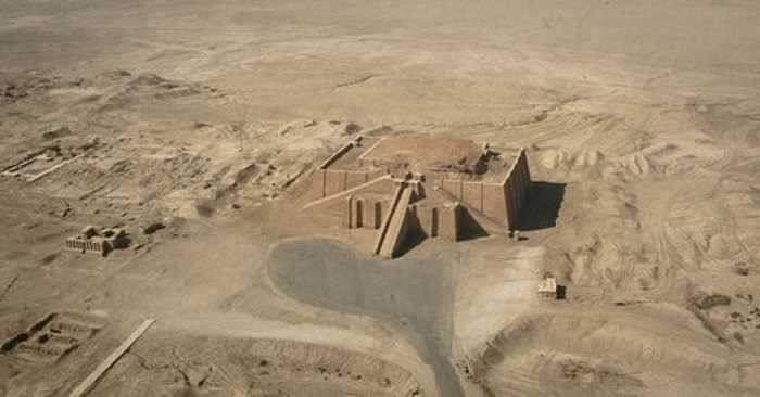 41 - ziggurat temple of Nannar in Ur with landing pad on top