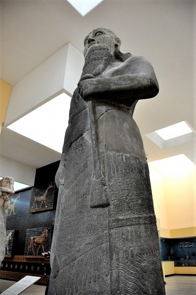 15e - semi-divine giant Shalmaneser III statue artifact in museum