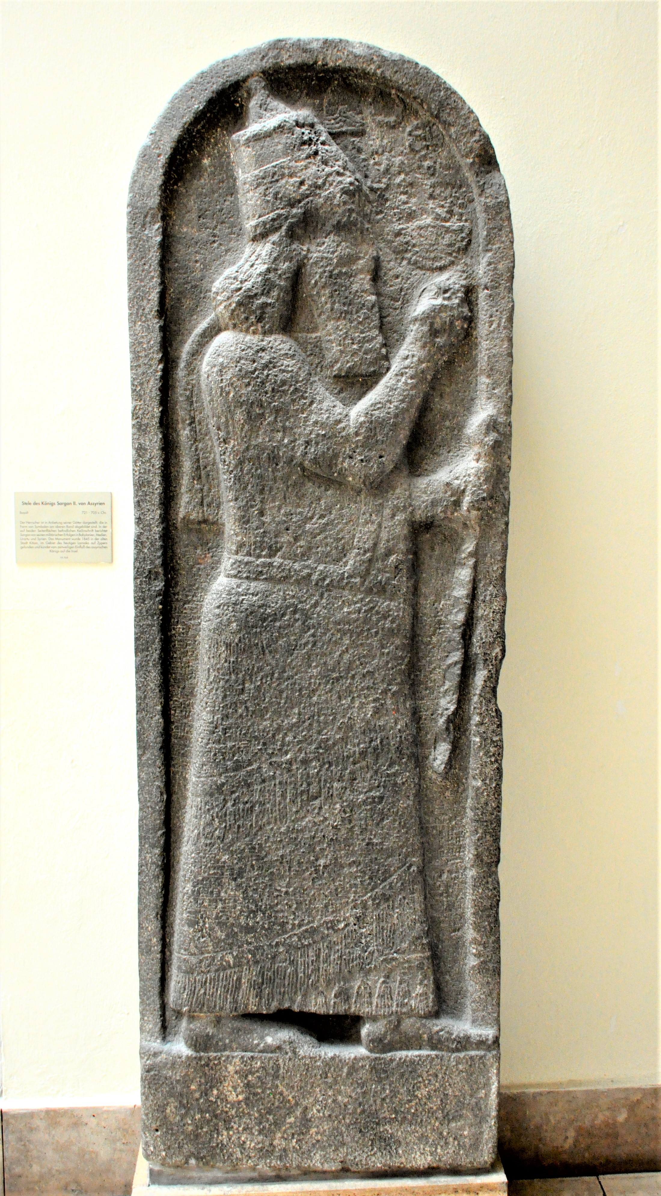 19a - stele of Sargon II, semi-divine giant made king of Assyria by the gods