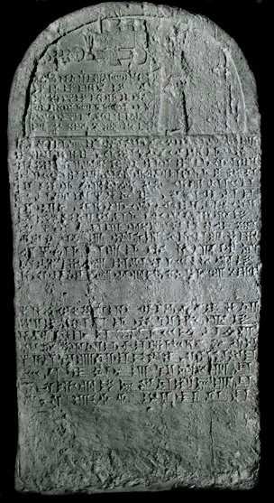 20u - giant semi-divine Sennacherib on a stela pointing to symbols of the gods