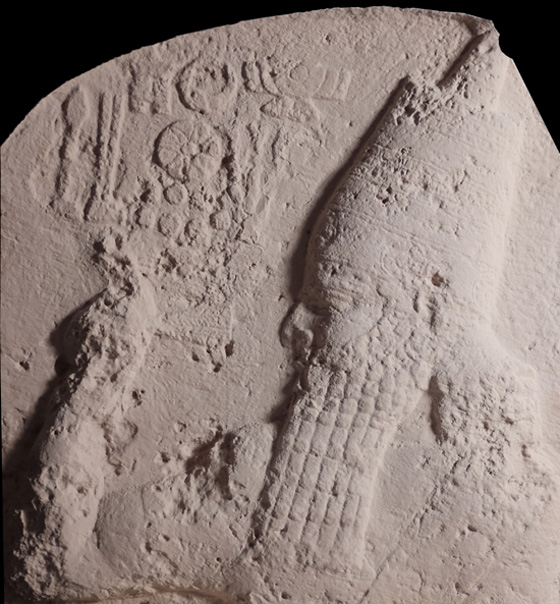 22r - Esarhaddon points to symbols of gods