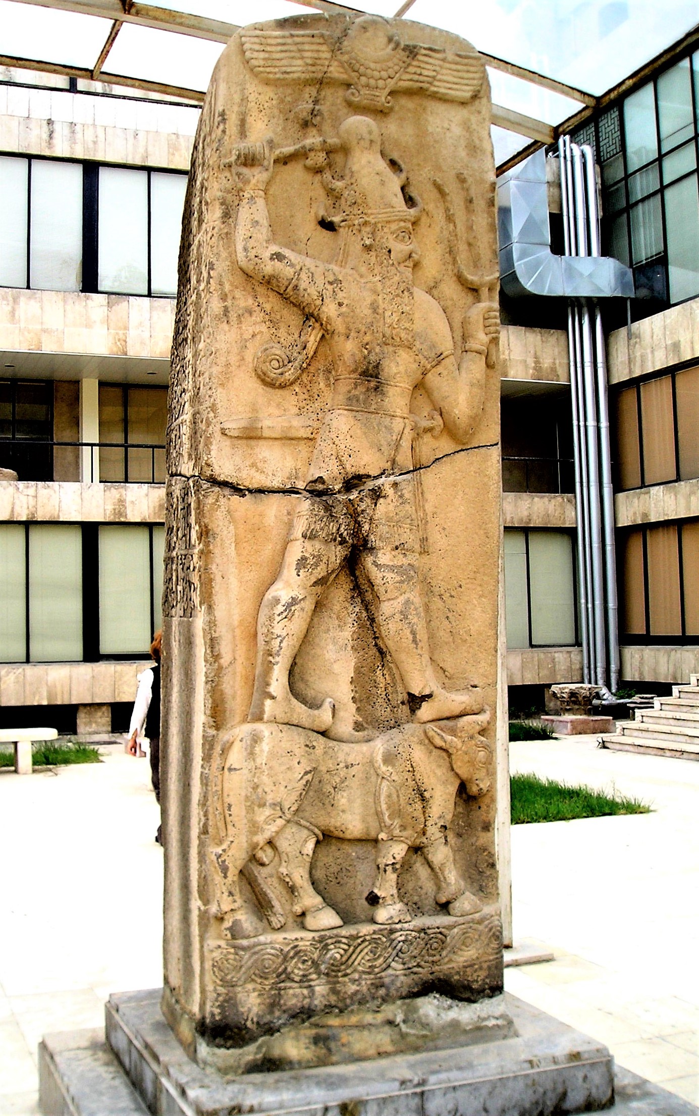 5 - Adad stele artifact in Aleppo, alien high-tech weapons in each hand