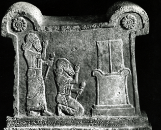 6db - Tukulti-Ninurta I images on alter of the writing god Nabu.JPG
