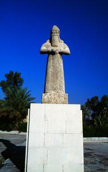 2w - Hammurabi statue in Bagdad