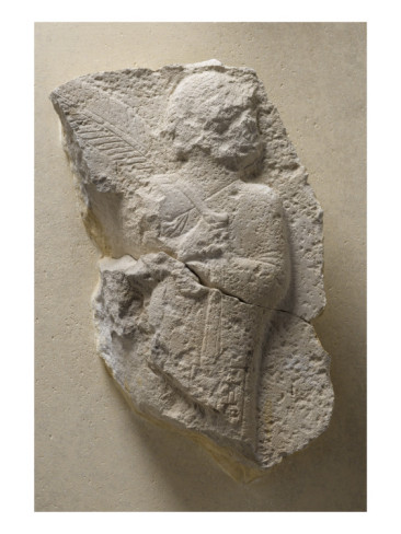 8f - Gudea fragment of a stella, palm in hand