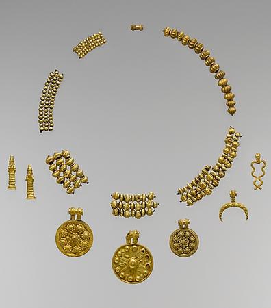 4a - Babylonian gold necklace