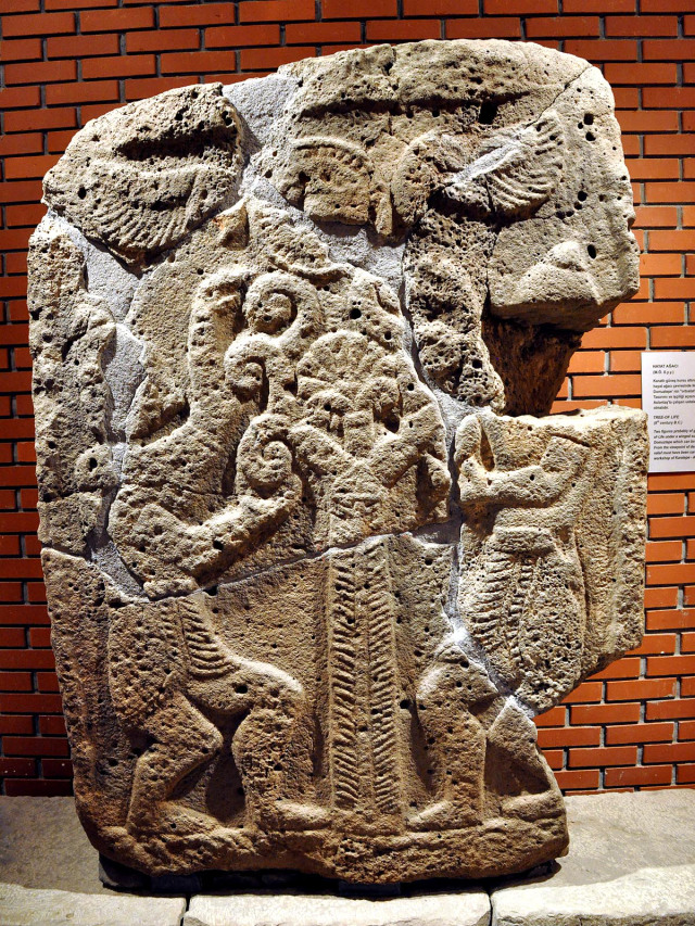 1e - winged sky-disc on damaged stele